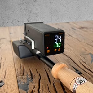 Svijern med integrert spenningsregulator