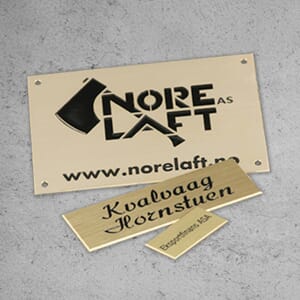 Messingskilt gravert og sortlakkert
